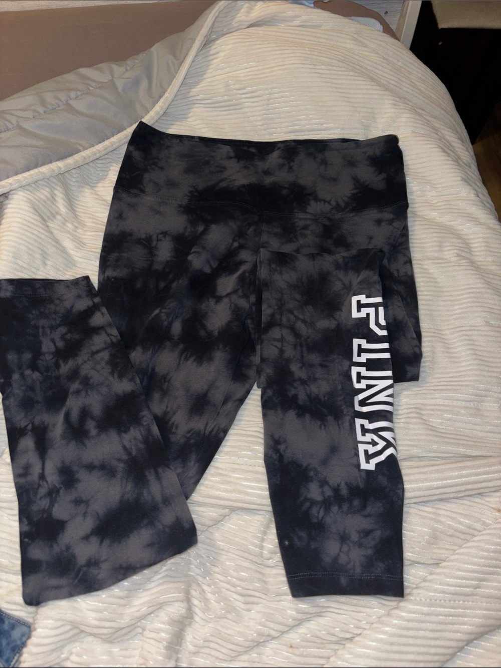 Women Tie-Dye Black Capri Leggings with Side Logo